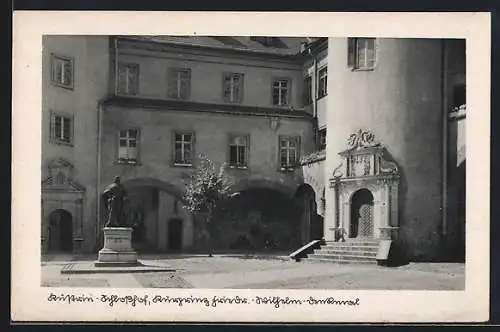 AK Cuestrin / Kostrzyn, Schlosshof, Kurprinz-Friedrich-Wilhelm-Denkmal