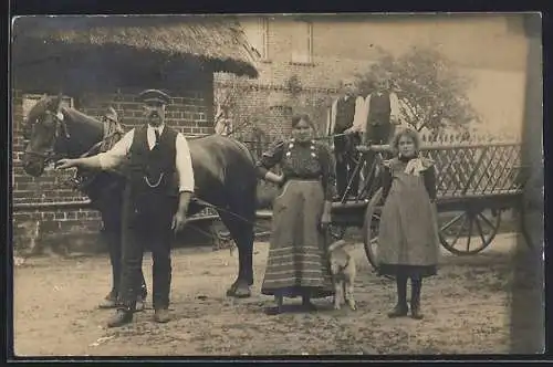 Foto-AK Wiesau, Gehöft & Familie Wonneberger, Fuhrwerk