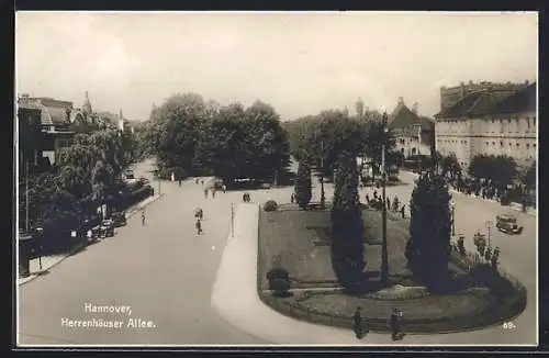 AK Hannover, Herrenhäuser Allee mit Passanten