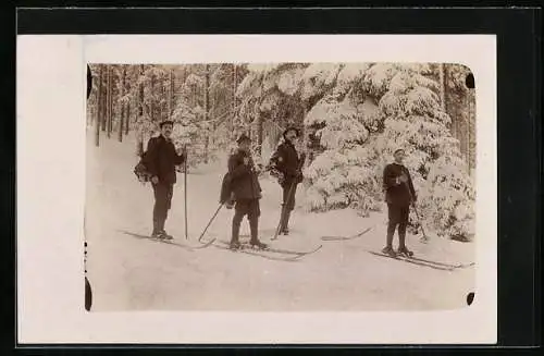 AK Vier Skifahrer im Wald, Wintersport