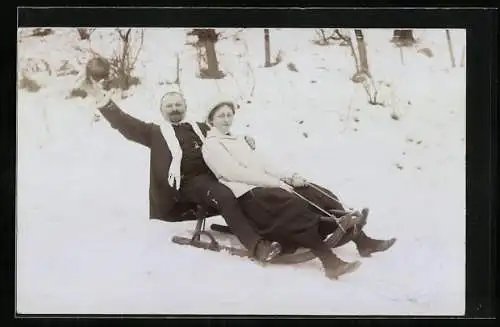 AK Mann und Frau auf einem Schlitten im Winter