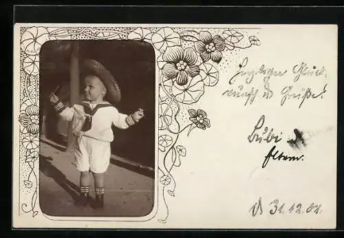 Foto-AK Kleiner Junge im Matrosenanzug mit Strohhut, Passepartout
