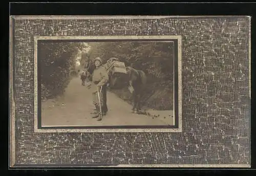 Foto-AK Soldat in Uniform mit Pferd, Passepartout