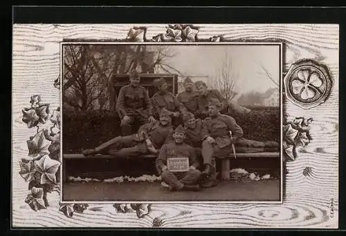 Foto-AK Soldaten in Uniform mit Schild, Siegel mit Kleeblatt, Passepartout
