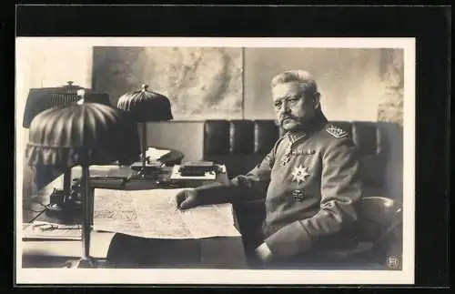 AK Paul von Hindenburg in Uniform beim Studium einer Landkarte