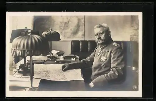 AK Paul von Hindenburg arbeitet an einer Landkarte