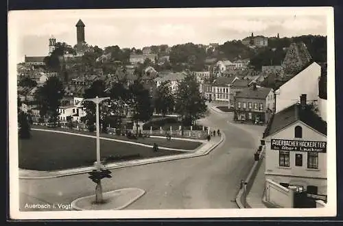 AK Auerbach i. Vogtl., Strassenpartie mit Gasthaus Auerbacher Hackepeter