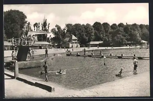 AK Rodewisch i. Vogtl., Blick in das Freibad mit Sprungturm