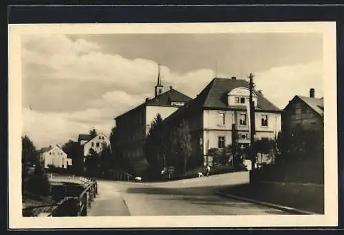 AK Vielau b. Zwickau, Strassenpartie mit Schule und Gemeindeamt