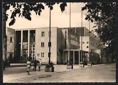 AK Karl-Marx-Stadt, Stadtbad mit Strassenpartie