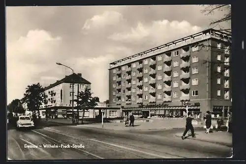 AK Dessau, Wilhelm-Pieck-Strasse mit HO-Gasthaus