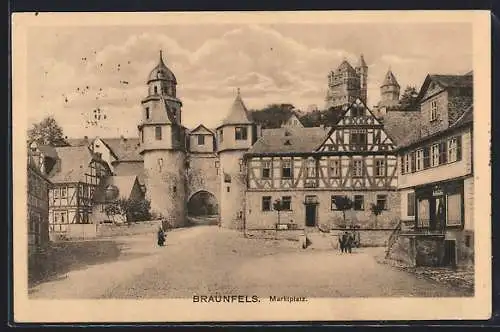 AK Braunfels, Marktplatz mit Tor und Hotel