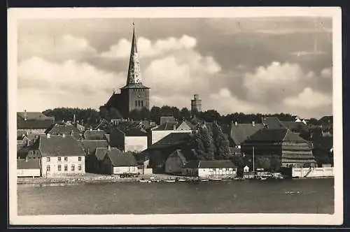 AK Neustadt / Holstein, Ortspartie mit Kirchturm am Ufer