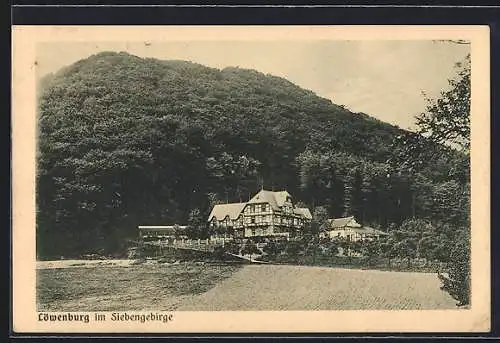 AK Löwenburg im Siebengebirge, Ortsansicht mit Berg