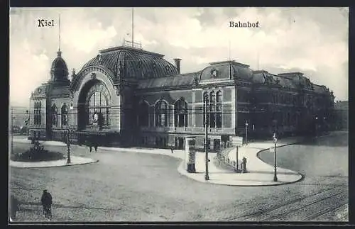 AK Kiel, Bahnhof mit Strasse und Verkehrsinsel