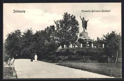 AK Schleswig, Chemnitz-Bellmann-Denkmal mit Strasse