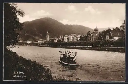 AK Bad Ems, Lahnpartie mit Ortspanorama und Ausflugsboot