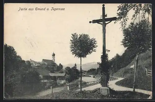 AK Gmund am Tegernsee, Strassenpartie mit Wegkreuz und Kirche