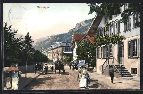 AK Meiringen, Strassenpartie mit Pferdekutsche und Fussgängern