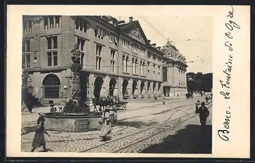 AK Bern, Strassenpartie mit Brunnendenkmal und Arkaden-Gebäude