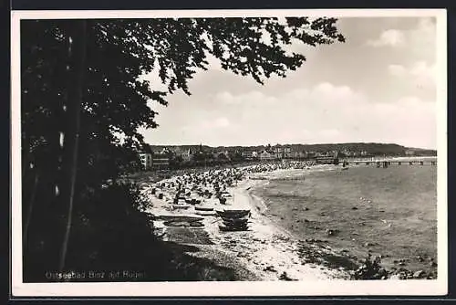 AK Binz /Rügen, Strand mit Ortsansicht von oben