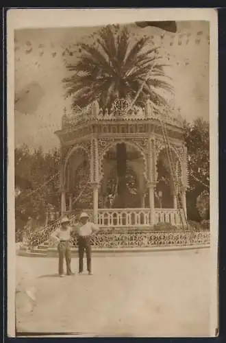 Foto-AK Blida, Zwei Besucher mit Tropenhelmen vor Pavillon mit Palme, 1930