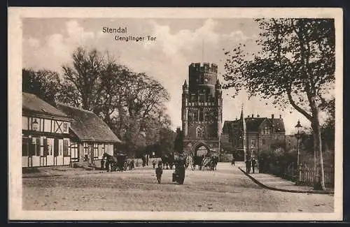 AK Stendal, Uenglinger Tor mit Passanten