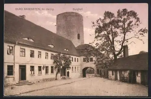 AK Rabenstein / Kr. Belzig, Partie auf dem Burghof