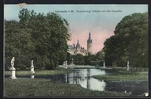 AK Schwerin i. M., Grossherzogl. Schloss von den Cascaden