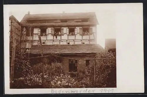 Foto-AK Bodenwerder, Altes Fachwerkhaus mit Jugendlichen in den Fenstern, Rückansicht mit Schuppen, 1911