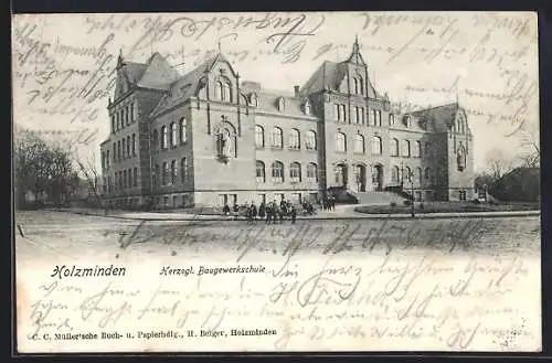 AK Holzminden, Herzogl. Baugewerkschule mit Kindergruppe, von der Strasse gesehen