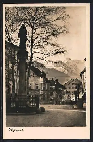 AK Murnau / Staffelsee, Denkmal und Gebäude am Markt