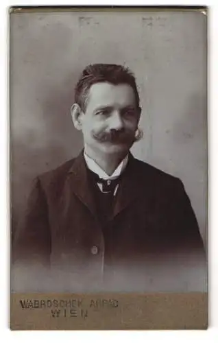 Fotografie Wabroschek Arpad, Wien, Mariahilfergürtel 11, Portrait eines Bürgerlichen mit Schnauzbart