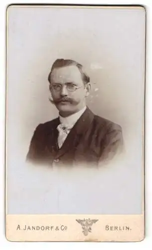 Fotografie A. Jandorf & Co., Berlin, Spittelmarkt 16 /17, Portrait eines Herren mit Brille