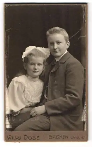 Fotografie Willy Dose, Bremen, Wall 117, Mädchen mit Haarschleife und ihr Bruder