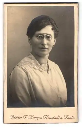 Fotografie Atelier F. Hangen, Neustadt a. Saale, Dame mit Zwicker im Portrait