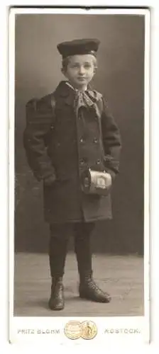 Fotografie Fritz Blohm, Rostock, Blutstrasse 14, Kleiner Junge mit Schulranzen und gepunkteter Schleife