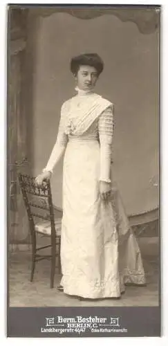 Fotografie Herm. Besteher, Berlin, Landsbergerstr. 46 /47, Junge Dame in hellem hochgeschlossenen Kleid mit Halskette