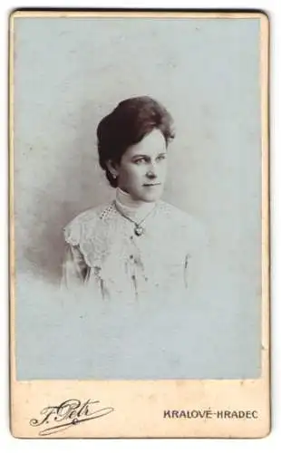 Fotografie F. Petr, Kralové-Hradec, Elegante Dame in weisser Bluse mit Halskette, Portrait