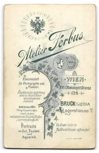 Fotografie Atelier Ferbus, Wien, Ottakringerstrasse 126, Elegante Dame in hochgeschlossenem Kleid mit Blumenstrauss