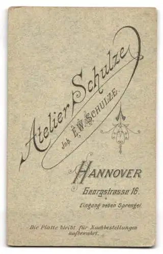 Fotografie Atelier Schulze, Hannover, Georgstrasse 16, Bürgerliche in hochgeschlossenem Kleid mit Buch auf dem Schoss