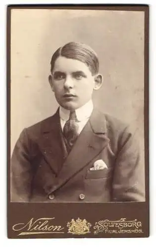 Fotografie J. A. Nilson, Sölvesborg, Portrait eines Jugendlichen in Anzug und Krawatte