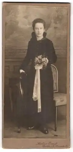 Fotografie Atelier Ernst, Berlin, Turmstr. 51, Junge Frau im schwarzen Kleid mit hohem Kragen mit Blumenbouquet