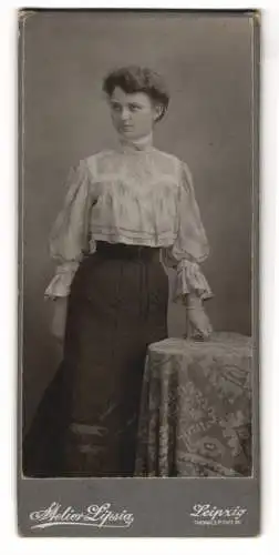 Fotografie Atelier Lipsig, Leipzig, Thomasring 15, Junge Frau in gemusterter Bluse und dunklem Rock mit einem Armband