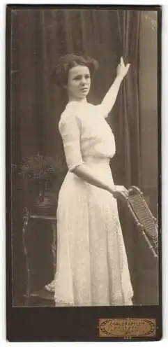 Fotografie Ewald Kappler, Bautzen, Bismarckstr. 14, Junge Dame im weissen taillierten Kleid mit hochgestecktem Haar