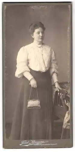 Fotografie Ferd. Braune, Hamburg, Wandsbecker-Chaussee 70, Junge Frau in eleganter Garderobe mit Handtasche