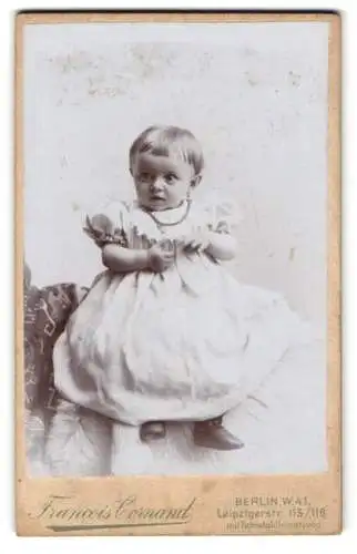 Fotografie Francois Cornand, Berlin, Leipzigerstr. 115 /116, Kleines Mädchen im Kleid mit einer Kette und kurzem Haar