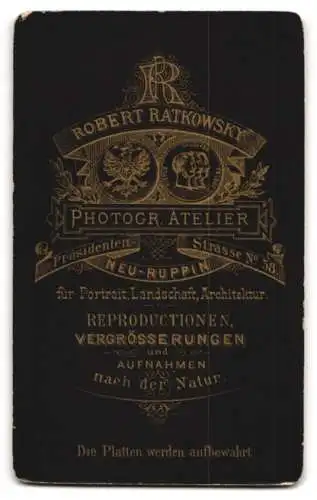 Fotografie R. Ratkonsky, Neuruppin, Präsidentenstr. 58, Kleinkind im weissen Gewand auf einem Sessel