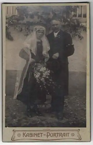Fotografie Kabinet-Portrait, Ort unbekannt, Ein bürgerliches Ehepaar bei ihrer Hochzeit, die Braut mit Schleier