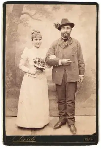 Fotografie S. Sinich, Retz, Bürgerliches Paar bei der Hochzeit, der Bräutigam in Tracht